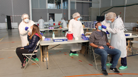 Dues persones fent-se la PCR el divendres 30 d'octubre de 2020 al pavelló de Palafrugell. Dues persones fent-se la PCR el divendres 30 d'octubre de 2020 al pavelló de Palafrugell.