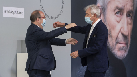 El ministro de Cultura y Deporte, Miquel Iceta, abraza al actor José Sacristán, tras entregarle el Premio Nacional de Cinematografía 2021, en el marco de la 69ª edición del Festival Internacional de Cine de San Sebastián. E.P./Alberto Ortega El ministro de Cultura y Deporte, Miquel Iceta, abraza al actor José Sacristán, tras entregarle el Premio Nacional de Cinematografía 2021, en el marco de la 69ª edición del Festival Internacional de Cine de San Sebastián. E.P./Alberto Ortega
