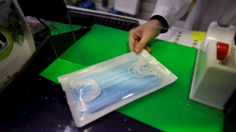 7/11/2020.-Vista de mascarillas desechables en una farmacia madrileña. 7/11/2020.-Vista de mascarillas desechables en una farmacia madrileña.