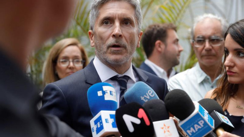 El ministro de Interior, Fernando Grande-Marlaska, atiende a los medios de comunicación/EFE El ministro de Interior, Fernando Grande-Marlaska, atiende a los medios de comunicación/EFE