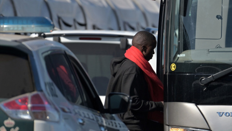 Un migrante sube a un autocar en el puerto de La Restinga, a 30 de septiembre de 2024, en El Hierro, Canarias (España). Un migrante sube a un autocar en el puerto de La Restinga, a 30 de septiembre de 2024, en El Hierro, Canarias (España).