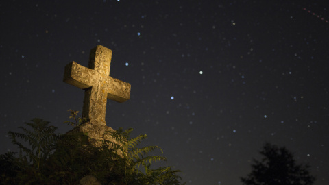 Las estrellas en el cielo nocturno en el lugar de Curbián, en Palas de Rei (Lugo). EFE/Eliseo Trigo Las estrellas en el cielo nocturno en el lugar de Curbián, en Palas de Rei (Lugo). EFE/Eliseo Trigo