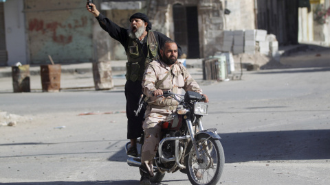 Dos miembros de Al Qaeda en una moto en Idlib. /REUTERS Dos miembros de Al Qaeda en una moto en Idlib. /REUTERS