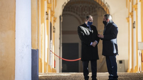 El ministro de Transportes, Movilidad y Agenda Urbana, José Luis Ábalos (i), y el alcalde de Sevilla, Juan Espadas (d), pasean por el Real Alcázar durante la firma de un protocolo general para el desarrollo de la Agenda Urbana Española. Además, el mi El ministro de Transportes, Movilidad y Agenda Urbana, José Luis Ábalos (i), y el alcalde de Sevilla, Juan Espadas (d), pasean por el Real Alcázar durante la firma de un protocolo general para el desarrollo de la Agenda Urbana Española. Además, el mi