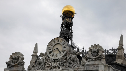 Detalle del reloj ubicado en lo alto de la sede del Banco de España, en Madrid. REUTERS/Juan Medina. Detalle del reloj ubicado en lo alto de la sede del Banco de España, en Madrid. REUTERS/Juan Medina.