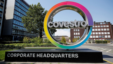 El logo de la empresa química alemana Covestro en el exterior de su sede, en Leverkusen. REUTERS/Wolfgang Rattay