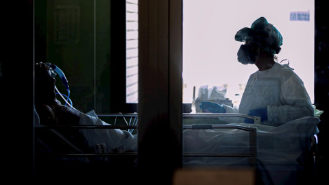 Personal de la UCI del Hospital Clínico Lozano Blesa de Zaragoza trabaja este jueves con Equipos de Protección Individual (EPI) con pacientes con síntomas de Covid-19 en Urgencias. Personal de la UCI del Hospital Clínico Lozano Blesa de Zaragoza trabaja este jueves con Equipos de Protección Individual (EPI) con pacientes con síntomas de Covid-19 en Urgencias.