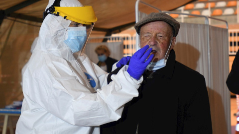 14/11/2020 - Un vecino se somete a un test de antígenos en el pabellón Camino de Santiago de la localidad leonesa de San Andrés del Rabanedo. 14/11/2020 - Un vecino se somete a un test de antígenos en el pabellón Camino de Santiago de la localidad leonesa de San Andrés del Rabanedo.