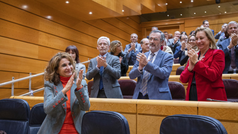 La ministra de Hacienda, María Jesús Montero, recibe los aplausos de la bancada socialista tras el durante el pleno del Senado que ha aprobado el proyecto de Ley de Presupuestos Generales del Estado para 2023. EFE/ Fernando Villar La ministra de Hacienda, María Jesús Montero, recibe los aplausos de la bancada socialista tras el durante el pleno del Senado que ha aprobado el proyecto de Ley de Presupuestos Generales del Estado para 2023. EFE/ Fernando Villar