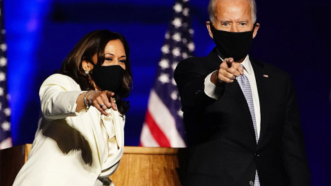 El presidente electo de EE.UU., Joe Biden (d) y la vicepresidenta electa, Kamala Harris (i), durante un discurso en Wilmington, el 7 de noviembre de 2020. El presidente electo de EE.UU., Joe Biden (d) y la vicepresidenta electa, Kamala Harris (i), durante un discurso en Wilmington, el 7 de noviembre de 2020.