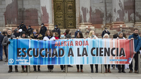 Varios manifestantes piden más ambición en la lucha contra la crisis climática, en La Puerta del Congreso de los Diputados, a 6 de abril de 2022.