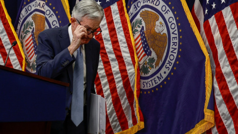 El presidente de la Reserva Federal, Jerome Powell, abandona la rueda de prensa celebrada tras la última reunión del año del banco central estadounidense. REUTERS/Evelyn Hockstein