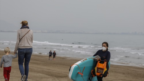 Una mujer sale con mascarilla de la playa la Malvarrosa en Valencia, Comunidad Valenciana (España), a 1 de abril de 2021 Una mujer sale con mascarilla de la playa la Malvarrosa en Valencia, Comunidad Valenciana (España), a 1 de abril de 2021