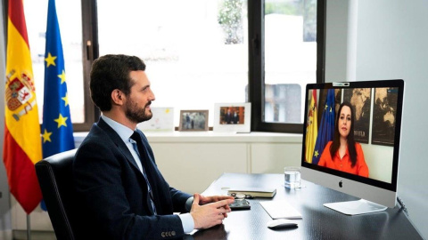 El líder del PP, Pablo Casado, en su despacho de la sede de Génova 13, y la presidenta de Ciudadanos, Inés Arrimadas, en su casa, durante una videoconferencia durante el confinamiento. El líder del PP, Pablo Casado, en su despacho de la sede de Génova 13, y la presidenta de Ciudadanos, Inés Arrimadas, en su casa, durante una videoconferencia durante el confinamiento.