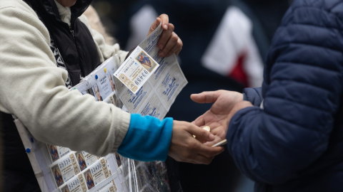 Una persona compra Lotería de Navidad, a 9 de diciembre de 2022, en Madrid Una persona compra Lotería de Navidad, a 9 de diciembre de 2022, en Madrid
