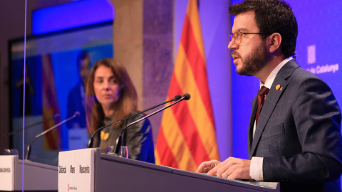 Compareixença del vicepresident del Govern Pere Aragonès, i la portaveu del Govern, Meritxell Budó, per explicar el pla de flexibilització de les mesures contra la Covid-19. Compareixença del vicepresident del Govern Pere Aragonès, i la portaveu del Govern, Meritxell Budó, per explicar el pla de flexibilització de les mesures contra la Covid-19.