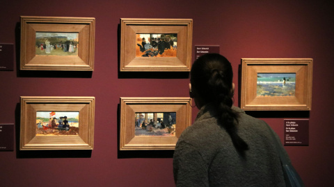 Una noia a l'exposició dedicada a Sorolla al nou centre expositiu del Palau Martorell Una noia a l'exposició dedicada a Sorolla al nou centre expositiu del Palau Martorell