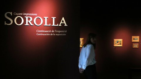 Una noia a l'exposició dedicada a Sorolla al nou centre expositiu Una noia a l'exposició dedicada a Sorolla al nou centre expositiu