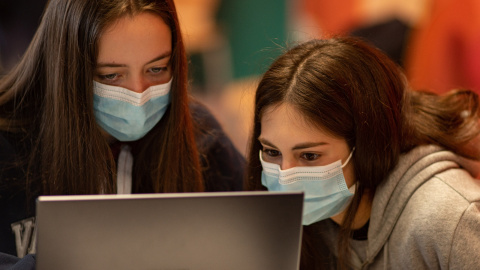 Dos estudiantes frente a un ordenador. Dos estudiantes frente a un ordenador.