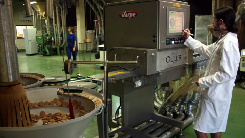 03/06/2024 - Un treballador d'una fàbrica de Cassà de la Selva. 03/06/2024 - Un treballador d'una fàbrica de Cassà de la Selva.