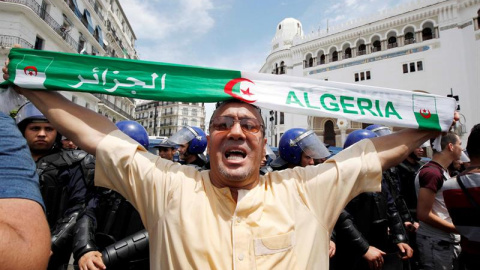 CInetos de argelinos protestan este viernes contra el régimen del gobierno en Argel (Argelia). Decenas de miles de argelinos volvieron a salir hoy a las calles del país para amnifestarse contra el régimen del dimitido presidente Abdelaziz Bouteflika po CInetos de argelinos protestan este viernes contra el régimen del gobierno en Argel (Argelia). Decenas de miles de argelinos volvieron a salir hoy a las calles del país para amnifestarse contra el régimen del dimitido presidente Abdelaziz Bouteflika po
