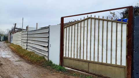 Entrada a una de les construccions de barraques a la llera del Besòs, a Montcada i Reixac.