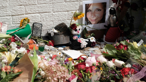 Flores y la foto de Heather Heyer, una de las víctimas de la jornada violenta protagonizada por supremacistas estadounidenses, en una calles de Charlottesville, en el estado de Virginia. REUTERS/Justin Ide Flores y la foto de Heather Heyer, una de las víctimas de la jornada violenta protagonizada por supremacistas estadounidenses, en una calles de Charlottesville, en el estado de Virginia. REUTERS/Justin Ide