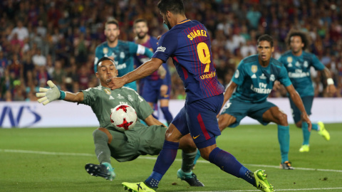 El futbolista uruguayo del Barça Luis Suarez antes de caer frente al portero del Real Madrid, el costarricense Keylor Navas, en la jugada del penalty que dio el empate al equpo blaugrana en la ida de la Supercopa de España en el Nou Camp. REUTERS/Sergio El futbolista uruguayo del Barça Luis Suarez antes de caer frente al portero del Real Madrid, el costarricense Keylor Navas, en la jugada del penalty que dio el empate al equpo blaugrana en la ida de la Supercopa de España en el Nou Camp. REUTERS/Sergio