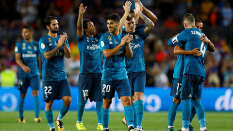 Marco Asensio, autor del tercer gol del Real Madrid en el Nou Camp, celebra con sus compañeros al final del partido la victoria en el partido de ida de la Supercopa de España en el Nou Camp. REUTERS/Juan Medina Marco Asensio, autor del tercer gol del Real Madrid en el Nou Camp, celebra con sus compañeros al final del partido la victoria en el partido de ida de la Supercopa de España en el Nou Camp. REUTERS/Juan Medina