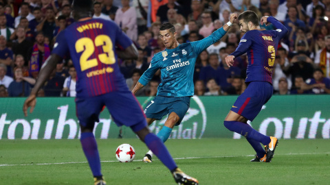El portugués del Real Madrid, en el momento de disparar a portería para marcar el segundo gol del equipo blanco en el Nou Camp en el partido de ida de la Supercoppa de España. REUTERS/Juan Medina El portugués del Real Madrid, en el momento de disparar a portería para marcar el segundo gol del equipo blanco en el Nou Camp en el partido de ida de la Supercoppa de España. REUTERS/Juan Medina