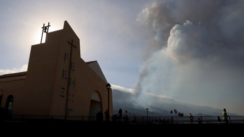 Imagen de una Iglesia en Los Llanos de Aridane. Al fondo, el volcán de La Palma en erupción. Imagen de una Iglesia en Los Llanos de Aridane. Al fondo, el volcán de La Palma en erupción.
