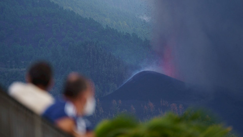 Vecinos observan desde un mirador de la localidad de Tajuya, en el municipio de El Paso, la evolución del volcán en La Palma. Vecinos observan desde un mirador de la localidad de Tajuya, en el municipio de El Paso, la evolución del volcán en La Palma.