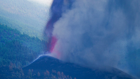 El volcán de la isla de La Palma expulsando lava este lunes 20 de septiembre de 2021. El volcán de la isla de La Palma expulsando lava este lunes 20 de septiembre de 2021.