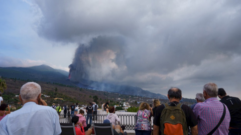 Numerosas personas observan desde un mirador de la localidad de Tajuya, en el municipio de El Paso, la evolución del volcán en La Palma. Numerosas personas observan desde un mirador de la localidad de Tajuya, en el municipio de El Paso, la evolución del volcán en La Palma.