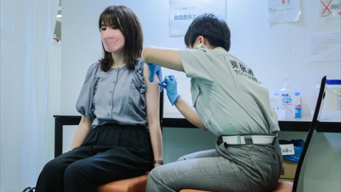 Una mujer vacunándose en Tokio (Japón). Una mujer vacunándose en Tokio (Japón).