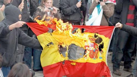 Imagen de archivo de una quema de bandera en Catalunya Imagen de archivo de una quema de bandera en Catalunya