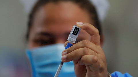 Personal médico prepara dosis de la vacuna Pfizer contra la covid-19 en Panamá. Personal médico prepara dosis de la vacuna Pfizer contra la covid-19 en Panamá.