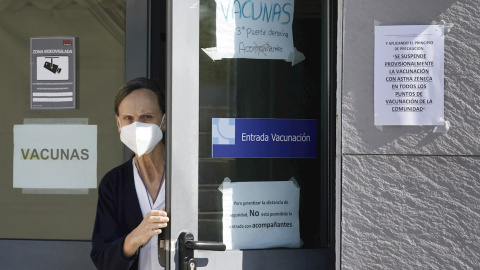 Una enfermera cierra la puerta de entrada a la zona de vacunación en el Hospital Provincial de Ávila, en España. Una enfermera cierra la puerta de entrada a la zona de vacunación en el Hospital Provincial de Ávila, en España.