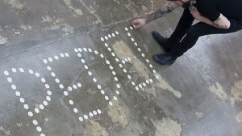 El artista de las hostias consagradas llevará la desobediencia al extremo: no abrirá la boca (literalmente) ante la Justicia El artista de las hostias consagradas llevará la desobediencia al extremo: no abrirá la boca (literalmente) ante la Justicia