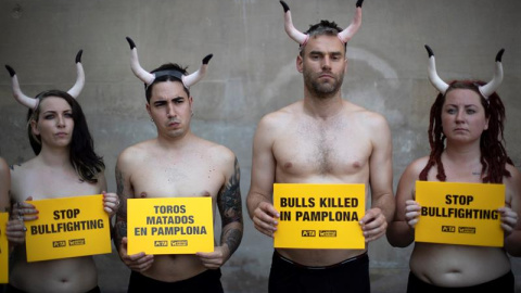 Un día antes del chupinazo, la protesta ha reunido a un centenar de activistas. EFE