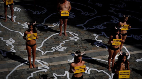 Han mostrado carteles en defensa de los 54 toros que serán lidiados estos Sanfermines. EFE
