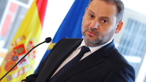 El ministro de Transportes, José Luis Ábalos, durante la rueda de prensa que ofreció este viernes con el ministro de Migraciones, y José Luis Escrivá, y el presidente del Gobierno de Canarias, Ángel Víctor Torres, tras visitar el centro de Salvamen El ministro de Transportes, José Luis Ábalos, durante la rueda de prensa que ofreció este viernes con el ministro de Migraciones, y José Luis Escrivá, y el presidente del Gobierno de Canarias, Ángel Víctor Torres, tras visitar el centro de Salvamen