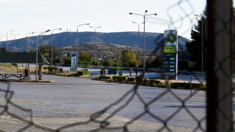 En primer plano, una valla rota. Al fondo, una gasolinera en Evzoni. - Cedida En primer plano, una valla rota. Al fondo, una gasolinera en Evzoni. - Cedida