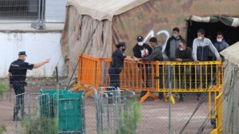 El plan del Gobierno convierte a Canarias en otro tapón migratorio similar a Lesbos El plan del Gobierno convierte a Canarias en otro tapón migratorio similar a Lesbos