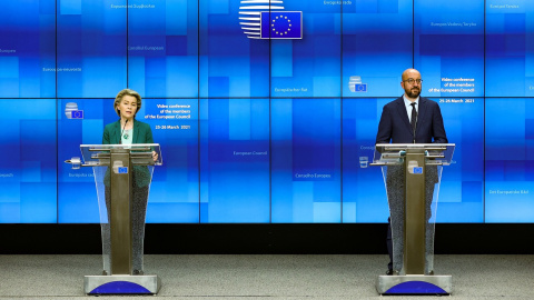 La presidenta de la Comisión Europea, Ursula von der Leyen, y el presidente del Consejo Europeo, Charles Michel, en la rueda de prensa connjunta en Bruselas, tras la cumbre extraordinaria celebrada por videoconferencia para analizar la situación de la La presidenta de la Comisión Europea, Ursula von der Leyen, y el presidente del Consejo Europeo, Charles Michel, en la rueda de prensa connjunta en Bruselas, tras la cumbre extraordinaria celebrada por videoconferencia para analizar la situación de la
