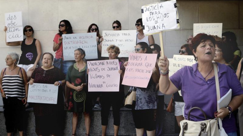 Medio centenar de personas se han concentrado ante las puertas de la Ciudad de la Justicia de València para mostrar su apoyo a Juana Rivas, la mujer de Maracena (Granada) que lleva ilocalizable desde que hace mas de dos semanas incumpliera la orden de en Medio centenar de personas se han concentrado ante las puertas de la Ciudad de la Justicia de València para mostrar su apoyo a Juana Rivas, la mujer de Maracena (Granada) que lleva ilocalizable desde que hace mas de dos semanas incumpliera la orden de en