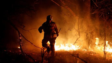 Los bomberos intentan sofocar el incendio que se ha producido hoy en los alrededores de Labares. Un total de 77 incendios se encuentran activos en Asturias, contra los que luchan unas 200 personas, a las que se sumarán mañana, lunes, otro centenar aport Los bomberos intentan sofocar el incendio que se ha producido hoy en los alrededores de Labares. Un total de 77 incendios se encuentran activos en Asturias, contra los que luchan unas 200 personas, a las que se sumarán mañana, lunes, otro centenar aport