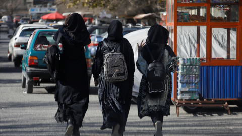 Varias mujeres caminan en las inmediaciones de la Universidad de Kabul. Varias mujeres caminan en las inmediaciones de la Universidad de Kabul.