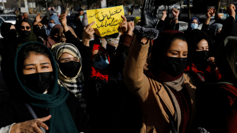 Decenas de mujeres se manifiestan en Afganistán contra los talibanes por vetar su acceso a las universidades. Decenas de mujeres se manifiestan en Afganistán contra los talibanes por vetar su acceso a las universidades.