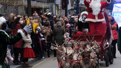 Cabalgata de Papá Noel, sus elfos y sus renos por las calles de Oviedo este viernes. Cabalgata de Papá Noel, sus elfos y sus renos por las calles de Oviedo este viernes.